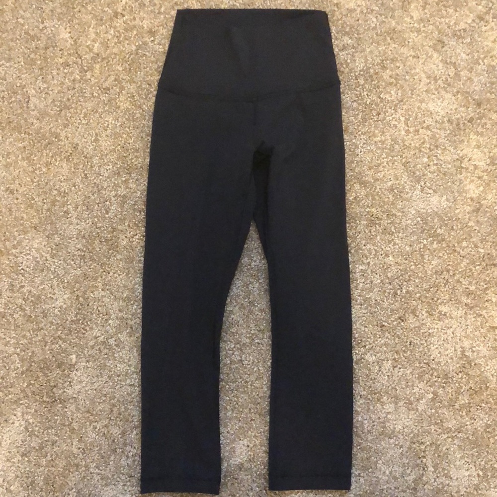 Lululemon cropped leggings in black - size 2